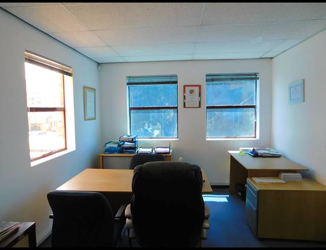 240M² OFFICE FOR SALE IN WELTEVREDEN PARK